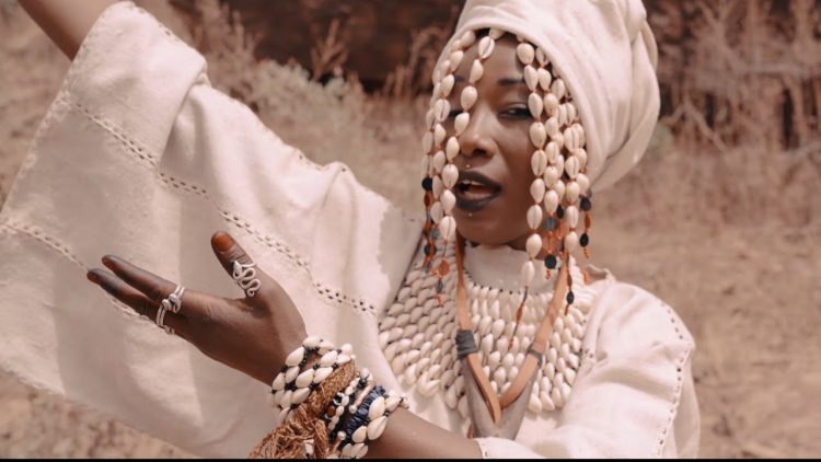 FATOUMATA DIAWARA Feat. TENIN NAYAN & BIWORO GANG – YAKANDI